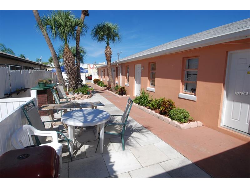 6 to 7 Unit Apt / Motel - St.Petersburg Beach - Retire and Live Off Rent $729,000