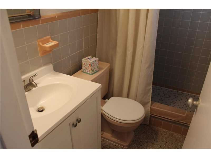 Hollywood Beach Hotel For Sale - 13 Units - 1 block from the beach and Margaritaville - $2,950,000